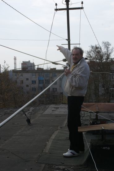 Игорю Шанину провода, которые тянутся от его дома к соседним, кажутся очень подозрительными