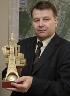 Генеральный директор Калужской сбытовой компании Анатолий Яшанин вручает приз Золотая опора